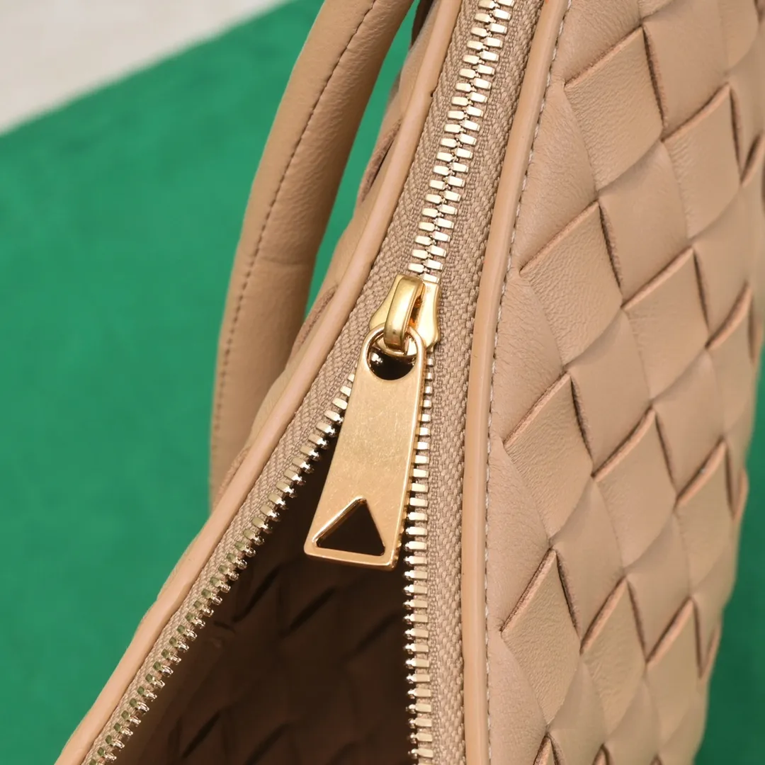 Batch 1220 BV has released new products. The small size TURN #recommended new hot style is still the classic woven logo that we can recognize at a glance. It is really a unique style that is familiar and unfamiliar! Made of sheepskin braiding, with beautiful gold beads on the shoulder straps for free adjustment. You can switch between the shoulder bag and the handbag at will. It has a concave and convex shape anytime and anywhere. It is a practical king with a unique personality. It also has the right color combination that can be sweet or salty. It is full of style. It is a beautiful summer catwalk style. Pull it out quickly. Small size: 29*3*19. Model: 6699-2#